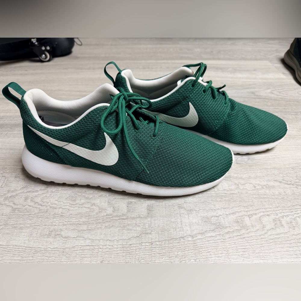 Nike Forest Green Roshe Athletic Shoes